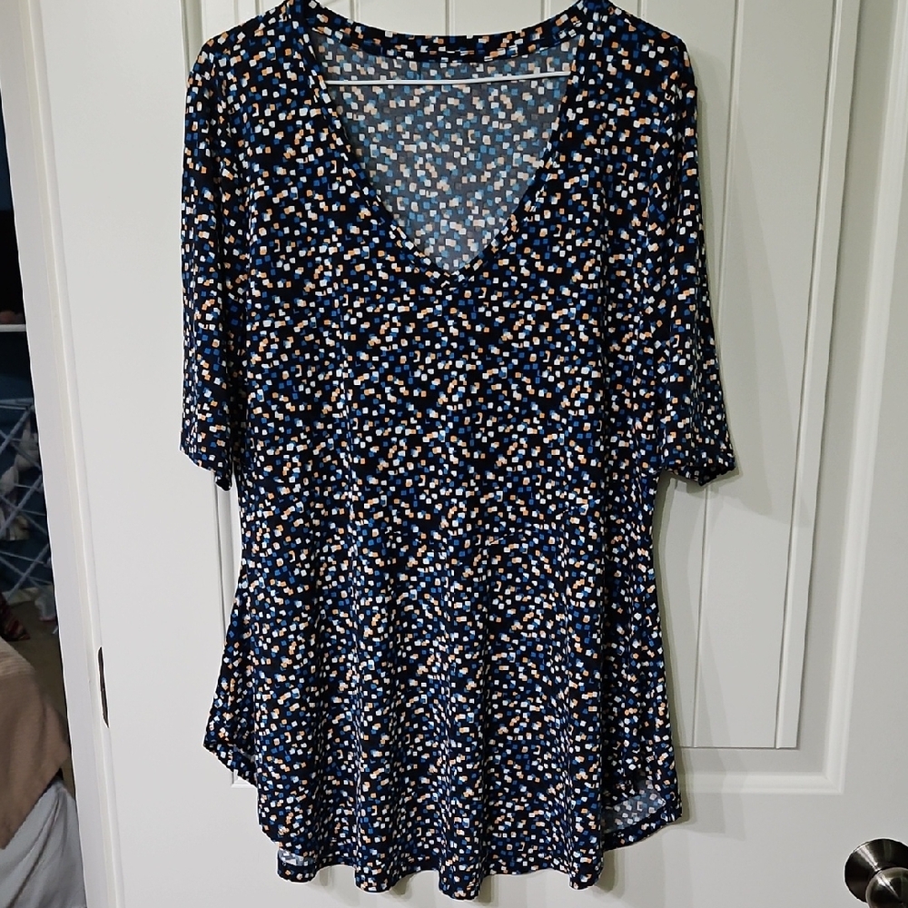 Short Sleeved Minimalist V Neck Navy W/Geometric Pattern blouse Large